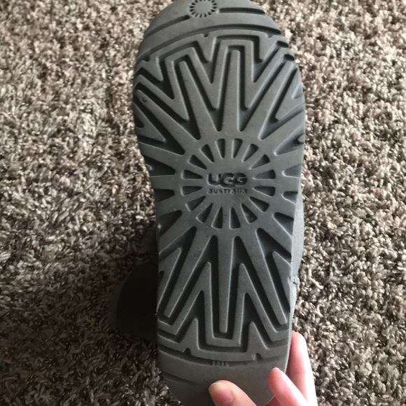 UGG Bailey Boots in Grey - Picture 5 of 6